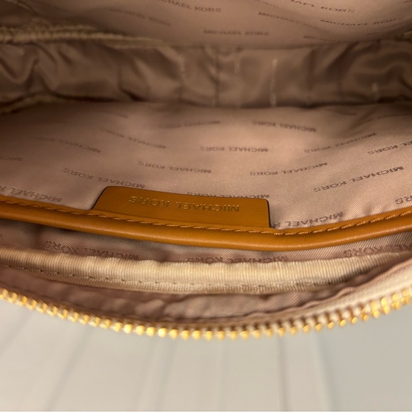 Michael Kors white and tan shoulder bag. - Picture 6 of 6